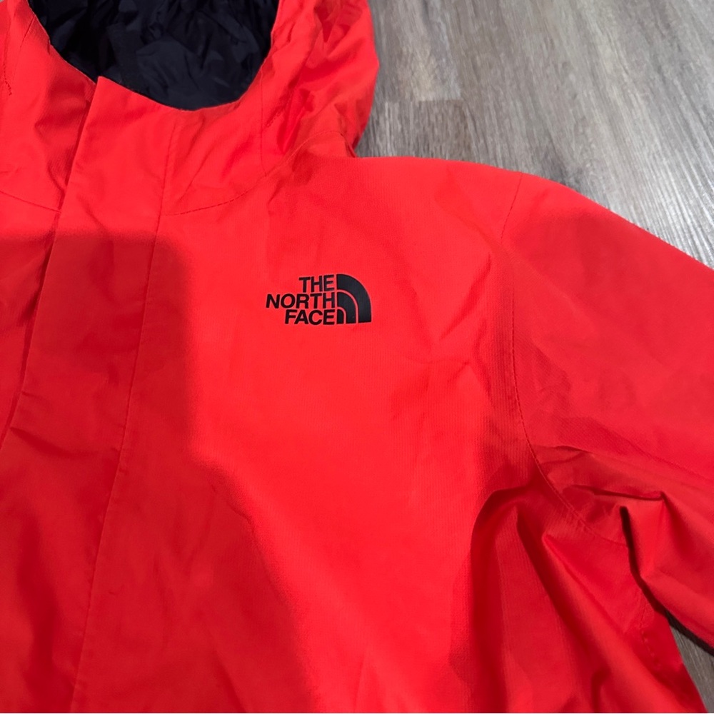 {preloved} Boy’s The North Face Red and Black Hooded Raincoat - Picture 3 of 11